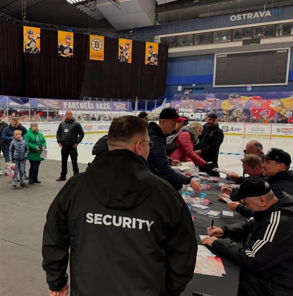 Ochranka při autogramiádě na zimním stadionu