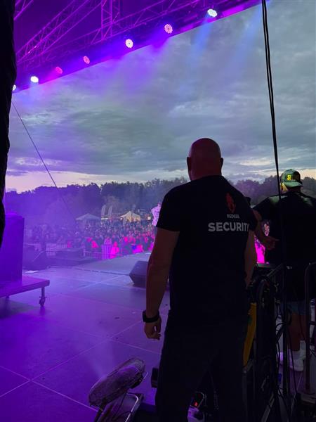 Security u pódia na festivalu