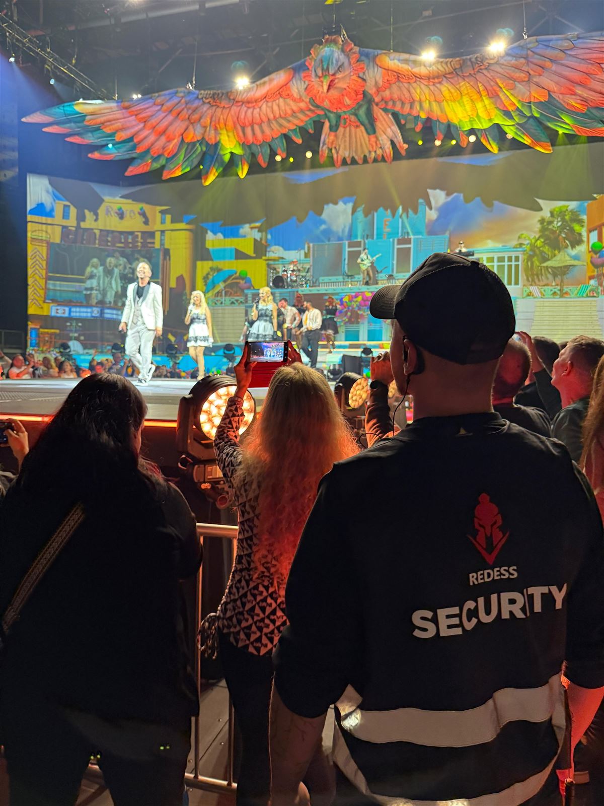 Security Redess u pódia na koncertě