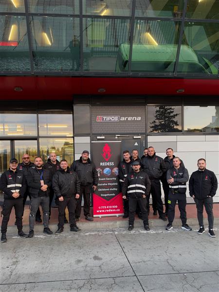 Tým Redess Security před Tipos arénou