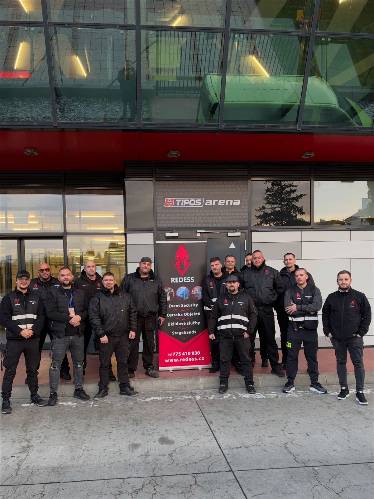 Tým Redess Security před Tipos arénou